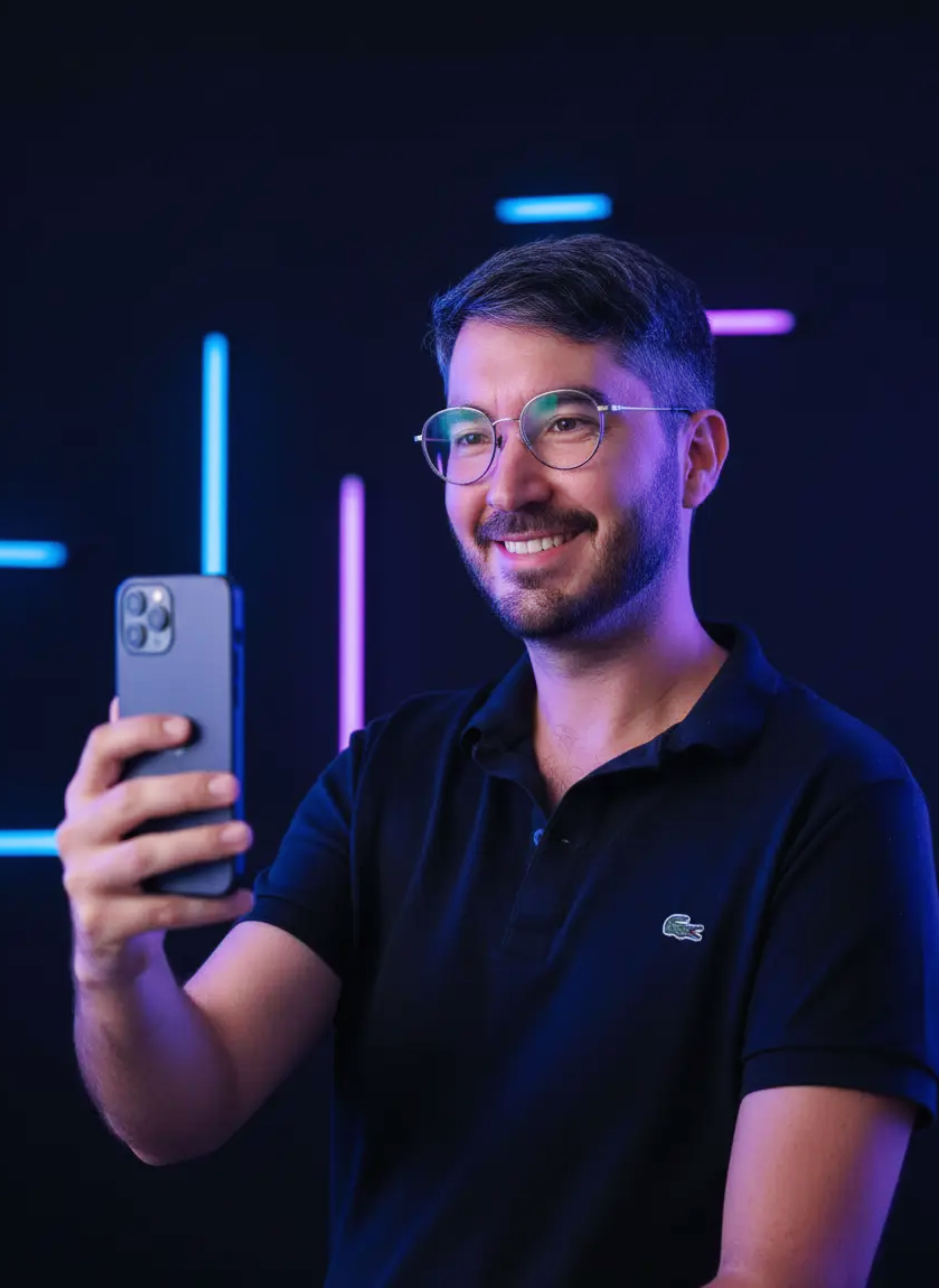 Cristian Benavides con smartphone